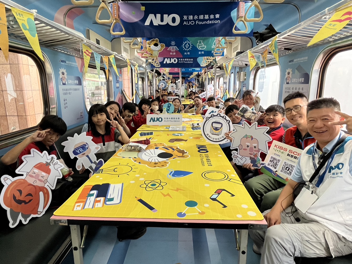 永續基金會參與「臺灣科普環島列車」，設計基礎科學車廂課程，以「淨零碳排和永續能源」為主題，讓學生透過創意實驗認識淨零知識，以及思考生活中的減碳行為