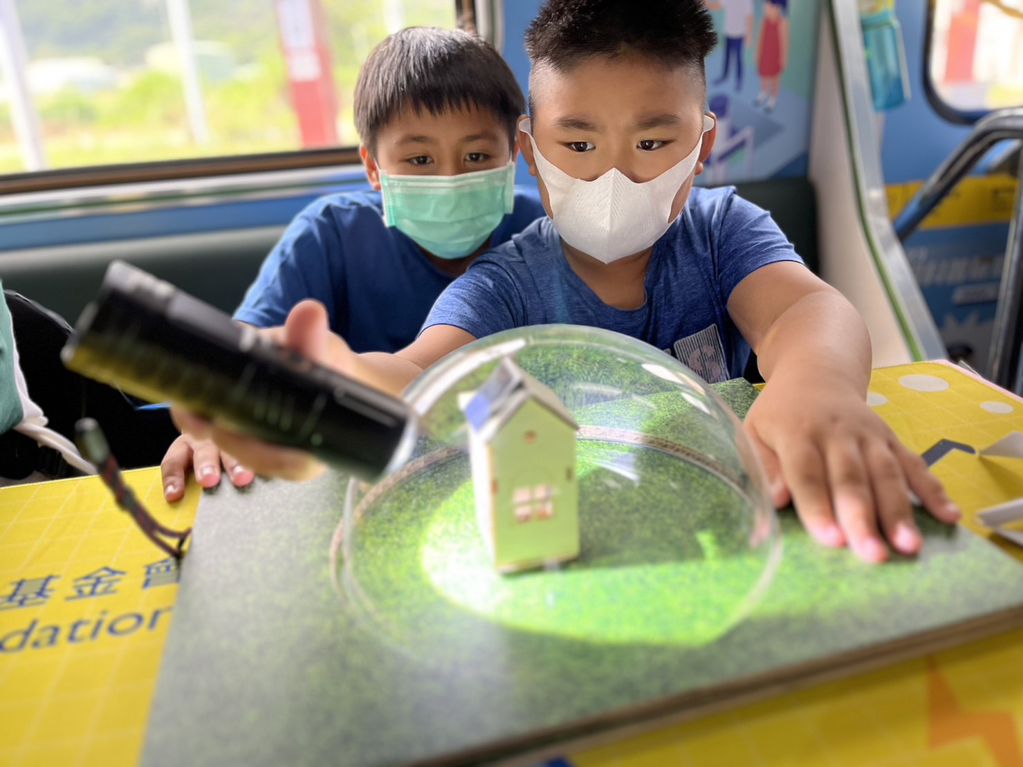 參與基礎科學主題車廂，以STEAM教學精神，設計「逐日科學家」、「太陽能工程師」以及「淨零建築師」三大能源科普課程和實驗